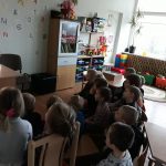 "Boružėlių" grupės vaikučiai stebi filmuką "Sausio 13"